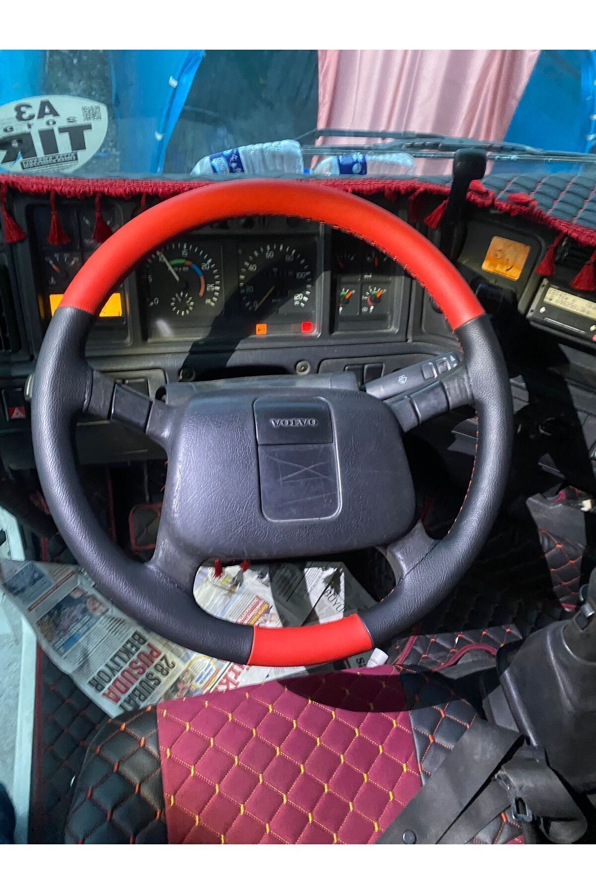 Dikişli Direksiyon Kılıfı Siyah/kırmızı Deri Siyah Dikişli Volvo Tır Kamyon İçin